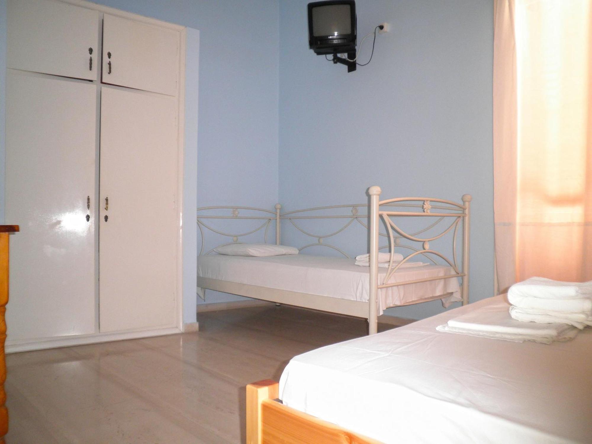 Kostas Studios II Vasilikí Oda fotoğraf